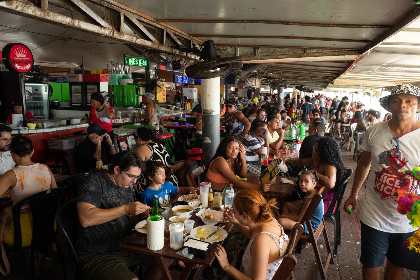 Visitantes comem no Ver-o-Peso, um movimentado mercado de produtos amazônicos, símbolo de Belém do Pará — Foto: Alessandro Falco/The New York Times