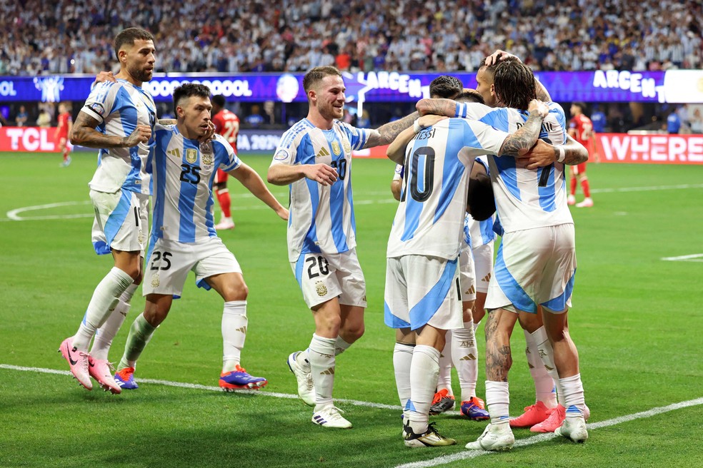 Jogadores da Argentina comemoram um dos gols que deram a vitória por 2 a 0 sobre o Canadá na abertura a Copa América 2024 — Foto: Charly Triballeau/AFP