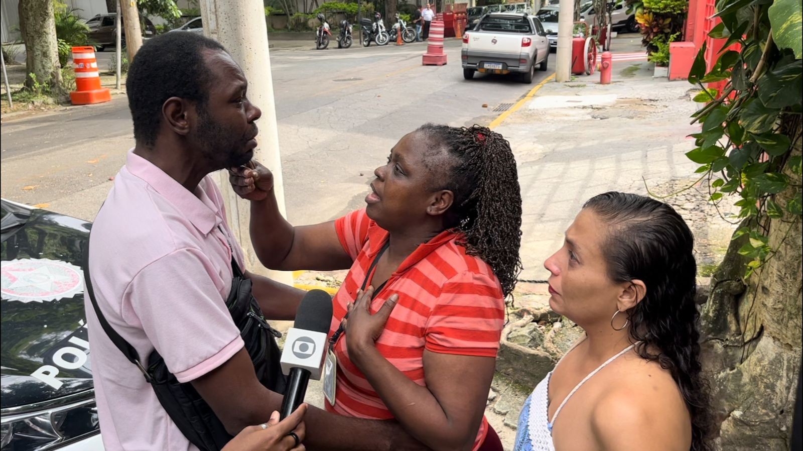 Adriana de Souza Alves, mãe do entregador Max Angelo Alves dos Santos, levanta a cabeça do filho após ele comparecer à 15ª DP (Gávea) nesta quarta-feira - Foto João Vitor Costa / O Globo