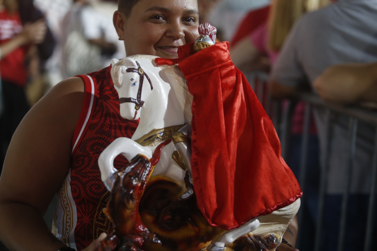 Fiel com imagem de São Jorge - Foto: Fabiano Rocha / Agência O Globo