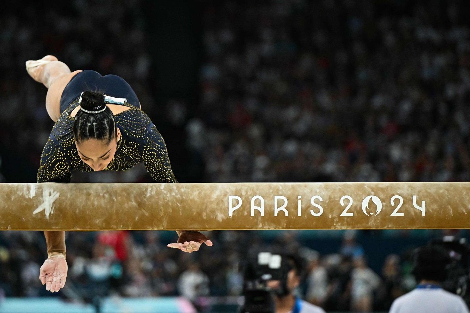 Julia Soares compete na trave — Foto: Gabriel BOUYS / AFP