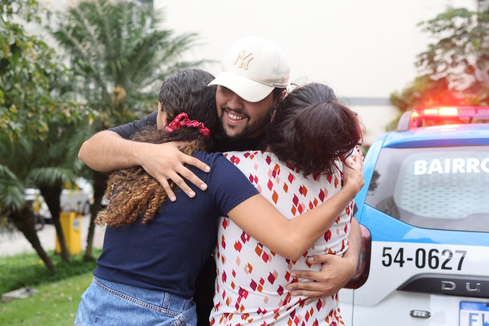 Família comemora ao saber que Ravi, recém-nascido levado da maternidade, foi encontrado — Foto: Márcia Foletto/Agência O Globo