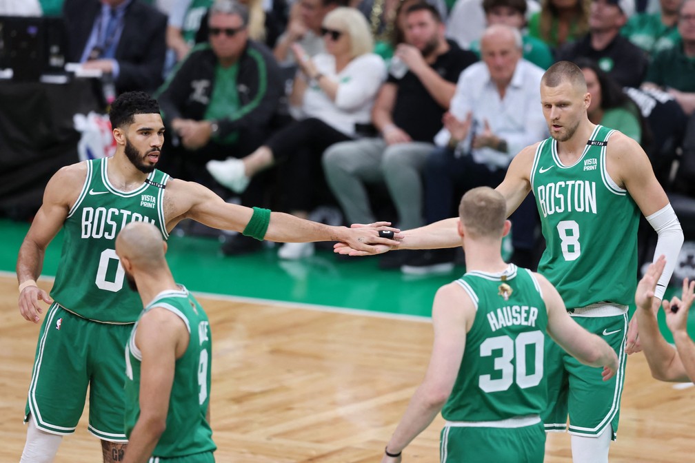 Jayson Tatum e Kristap Porzingis — Foto: Adam Glanzman/Getty Images/AFP