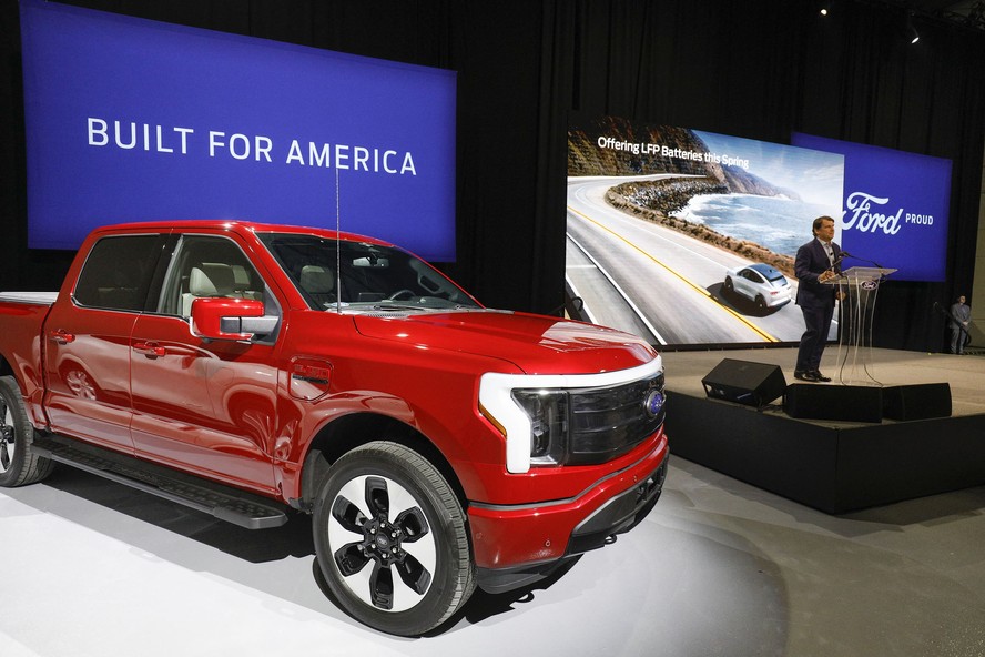 CEO da Ford, Jim Farley, durante anúncio de que a Ford fará parceria com a maior empresa de baterias do mundo, a chinesa Contemporary Amperex Technology, para criar uma fábrica de baterias para veículos elétricos em Michigan