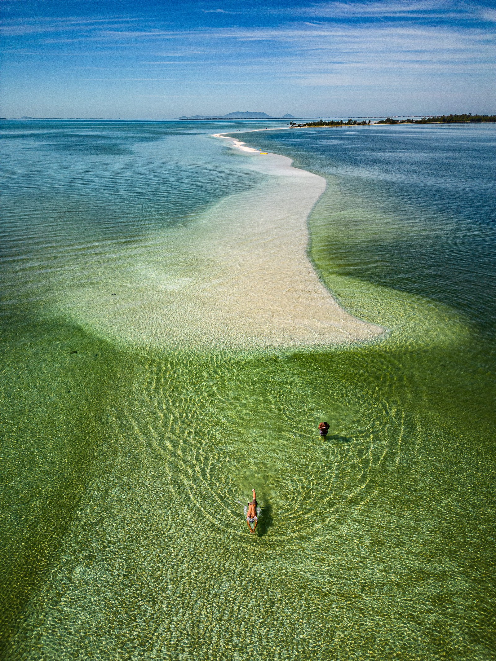 Caminho de areia em meio às águas surge em Arubinha em momentos do dia de maré baixa — Foto: Hermes de Paula / Agência O Globo