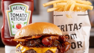 T.T Burger: blend angus premium, queijo cheddar, geleia de cebola com goiabada ketchup e bacon crocante no pão pintado, acompanhado de batata-frita (R$ 54) — Foto: Divulgação