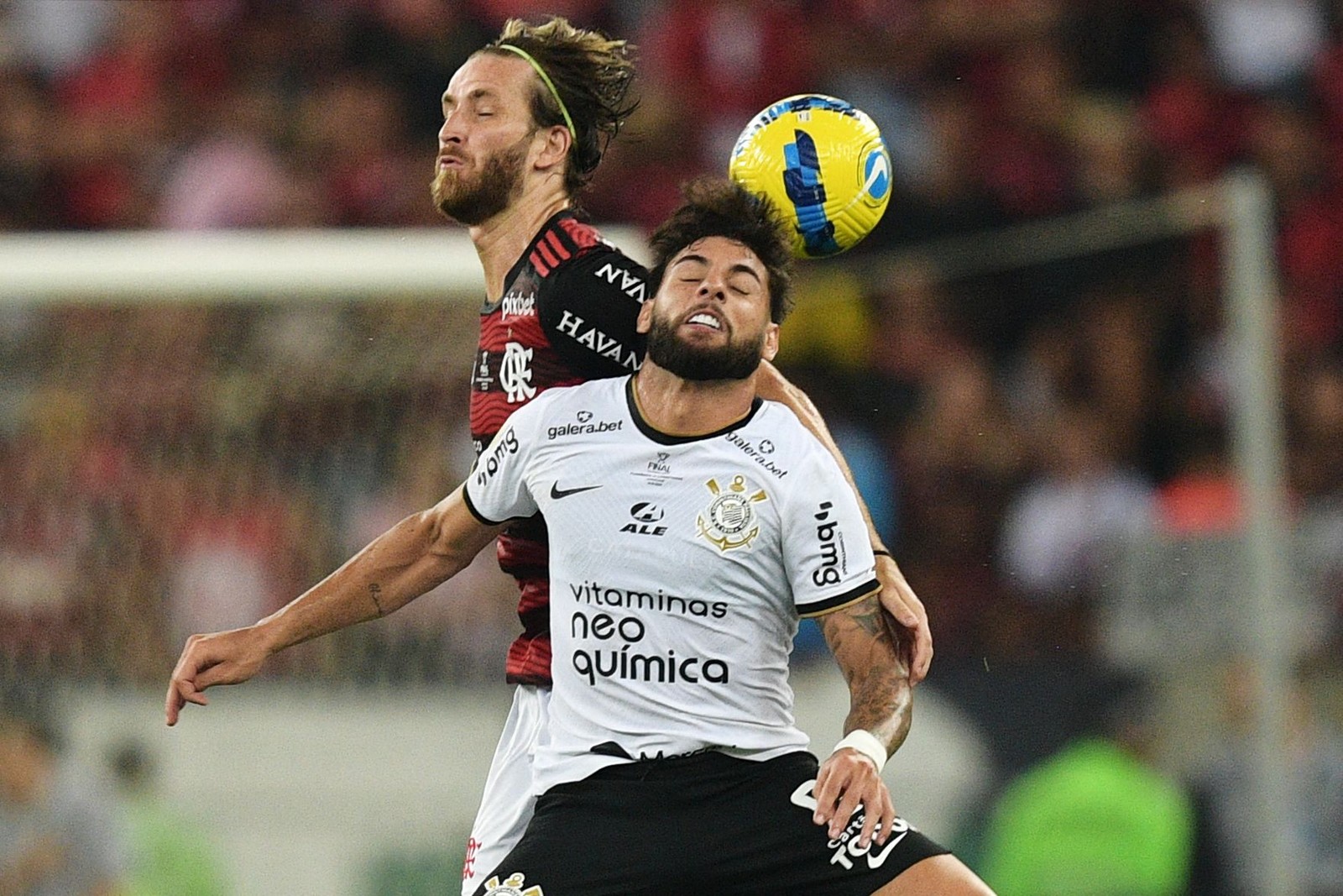 Leo Pereira e Lucas Piton disputam bola — Foto: Carl de Souza / AFP