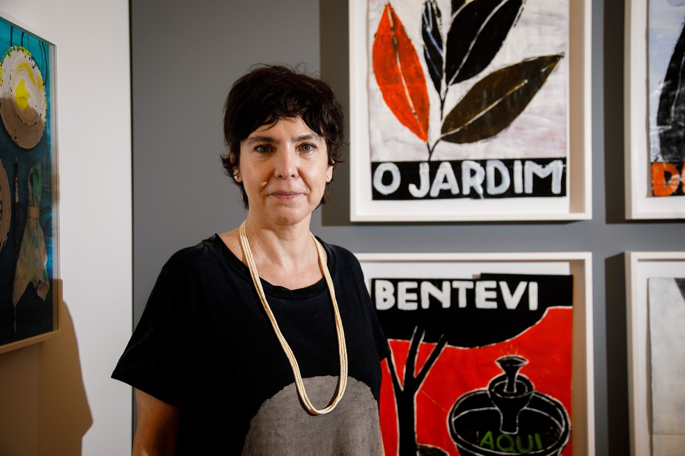 A cantora Adriana Calcanhotto diante de obras de Vânia Mignone, do acervo da Casa Roberto Marinho — Foto: Brenno Carvalho