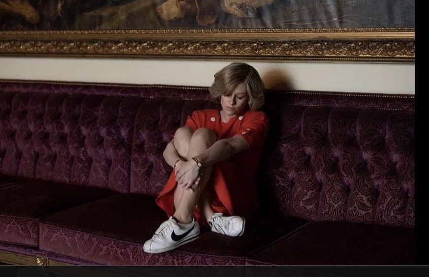 Kristen Stewart em cena do longa, que mostra momentos de solidão da princesaDivulgação