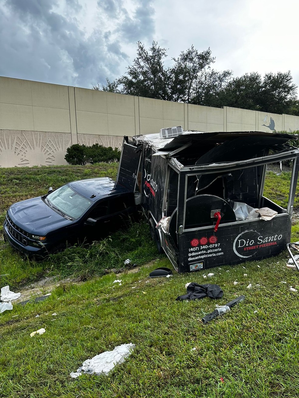 Food truck de Gustavo Leão ficou destruído após acidente — Foto: Divulgação