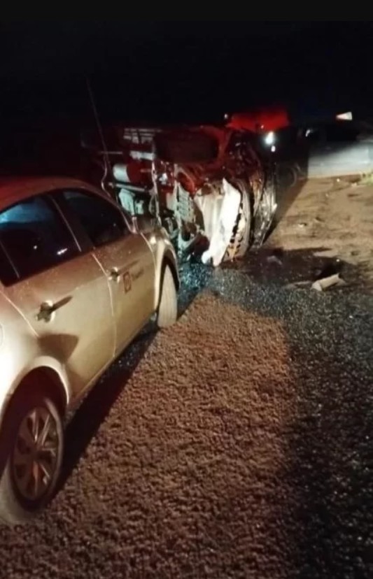 Colisão deixou carro de Zé Neto tombado e destruído — Foto: Reprodução/X