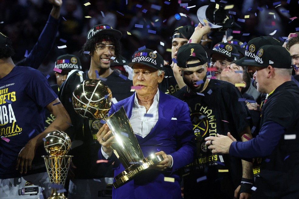 Kroenke com o troféu da NBA — Foto: Matthew Stockman/Getty Images/AFP