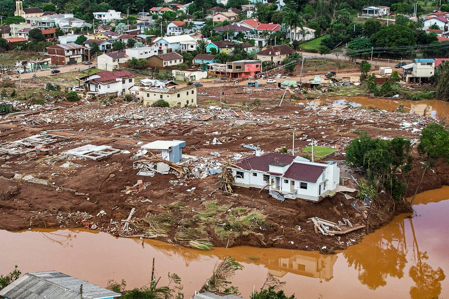 Casas destruídas pelas enchentes em Roca Sales, no RS: governo federal cria norma para compra de imóveis por desabrigados