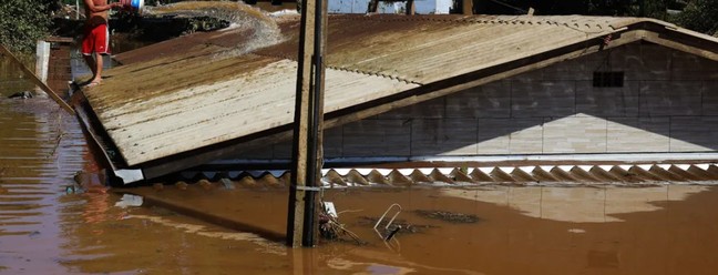 Pelo menos quatro pessoas morreram em fortes temporais no Rio Grande do Sul — Foto: Silvio Avila/AFP