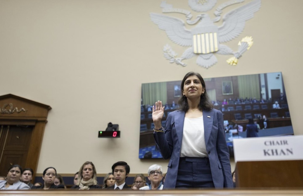 Lina Khan: investigação da FTC quer esclarecer se os investimentos e parcerias realizados por empresas dominantes correm o risco de distorcer a inovação e prejudicar a concorrência justa — Foto: Tom Brenner/The New York Times