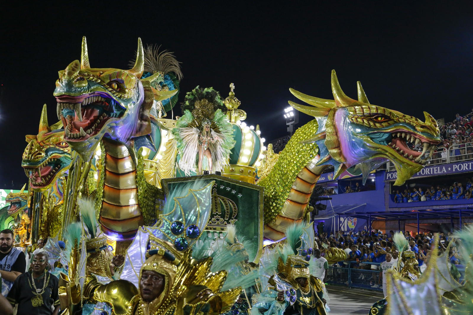 Desfile da Império Serrano, primeira escola a cruzar o Sambódromo neste domingo (19)  — Foto: Domingos Peixoto