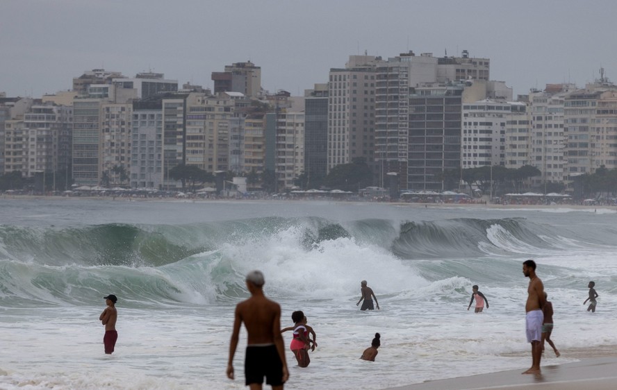 Marinha tinha feito alerta sobre condições adversas do mar no Rio durante os dias 31 de dezembro e  1º de janeiro