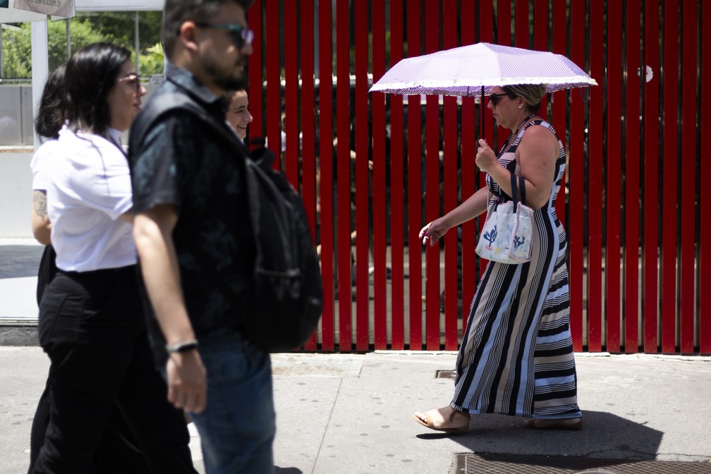 1,4 mil cidades brasileiras sentirão a semana mais quente do ano durante a onda de calor — Foto: Maria Isabel Oliveira/Agência O Globo