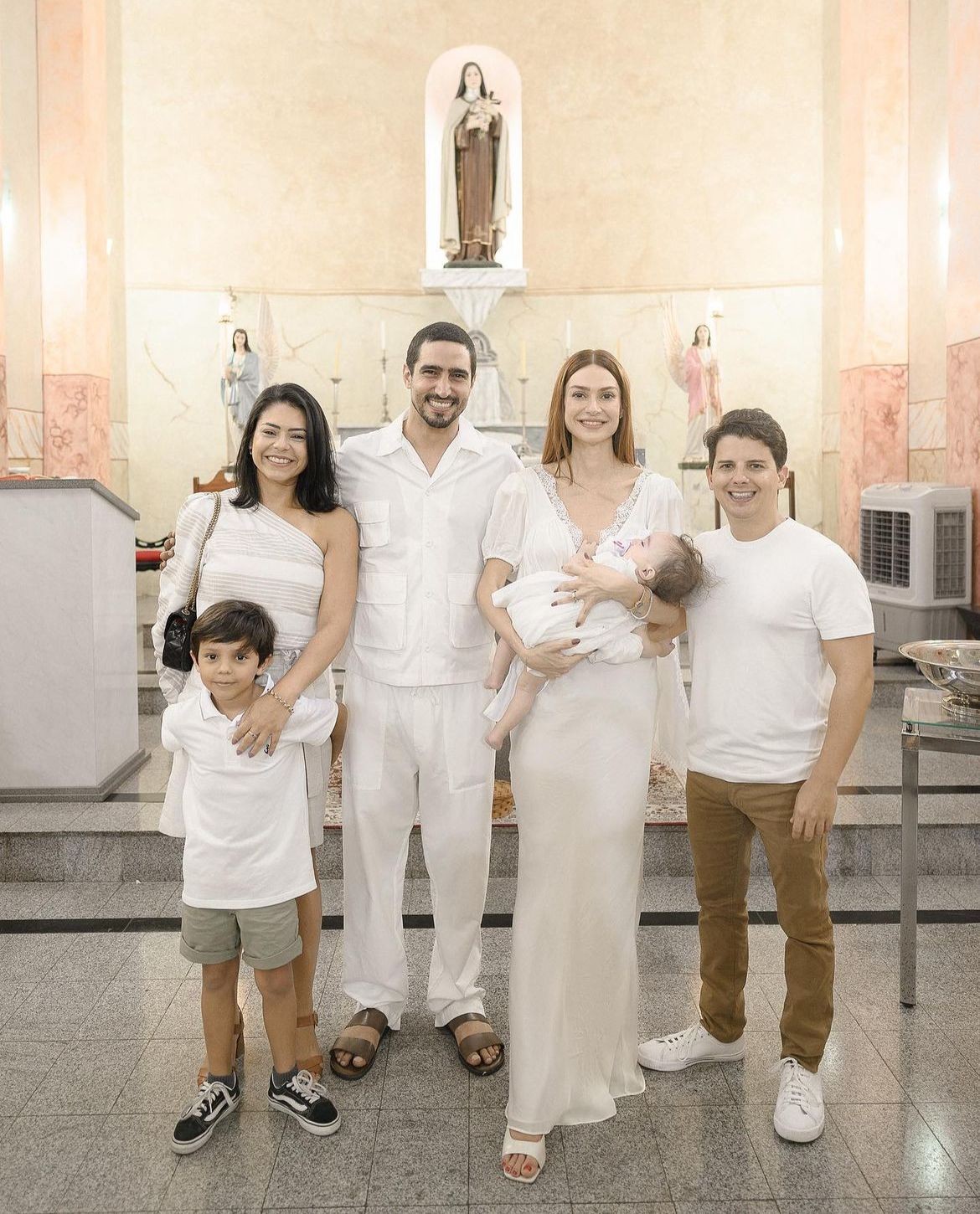 Thaila Ayala e Renato Góes no batizado da filha — Foto: Reprodução/Instagram