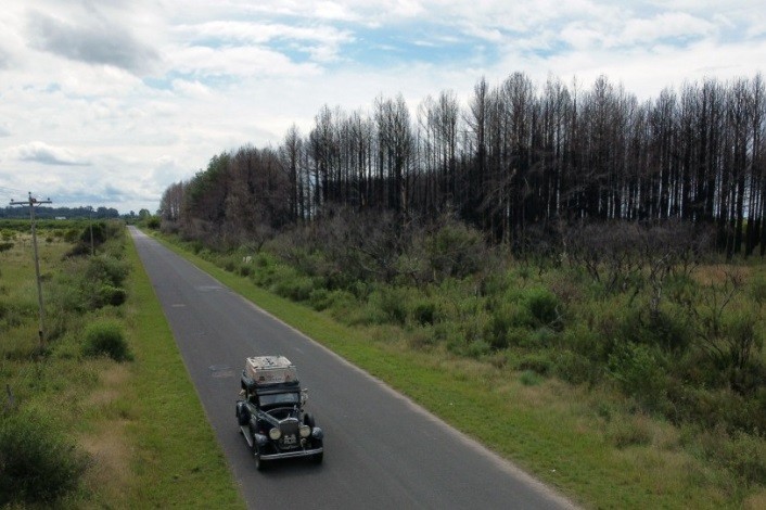 Vista aérea da família argentina Zapp em seu carro, um Graham-Paige 1928, perto de Gaualeguaychu, província de Entre RíosJUan Mabromata/AFP