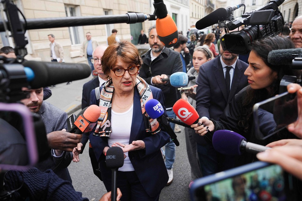 Deputada conservadora Annie Genevard fala com a imprensa após decisão do gabinete político — Foto: Dimitar Dilkoff/AFP