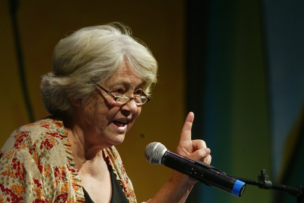 A poeta Adélia Prado na Flip, em 2006 — Foto: Marcos Tristão
