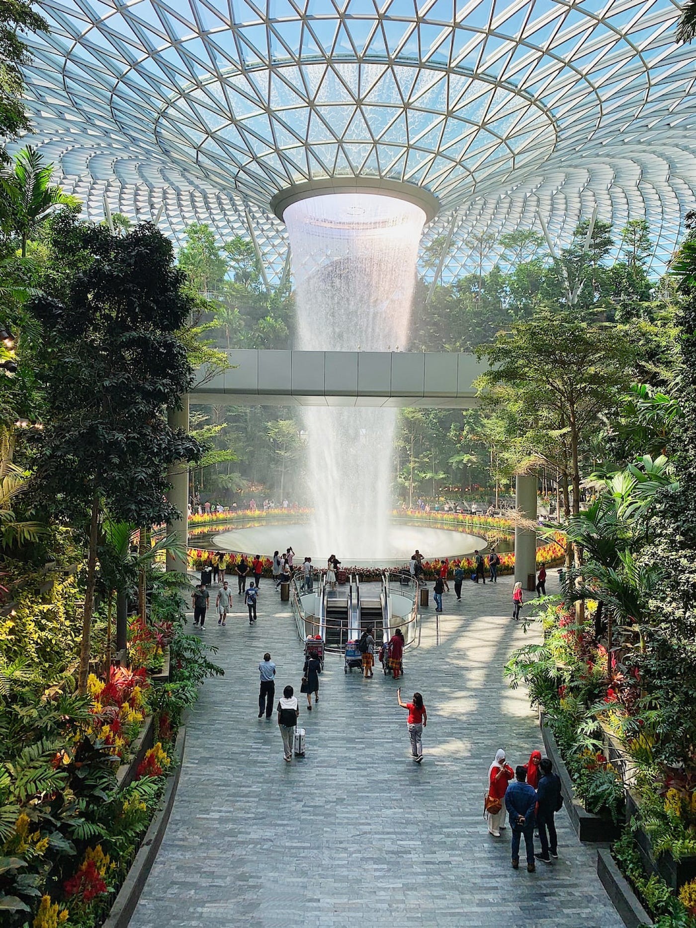 Em segundo lugar, o Aeroporto Changi de Singapura abriga cachoeiras, jogos interativos, exposições de artes e muitas outras ativações. — Foto: Reprodução