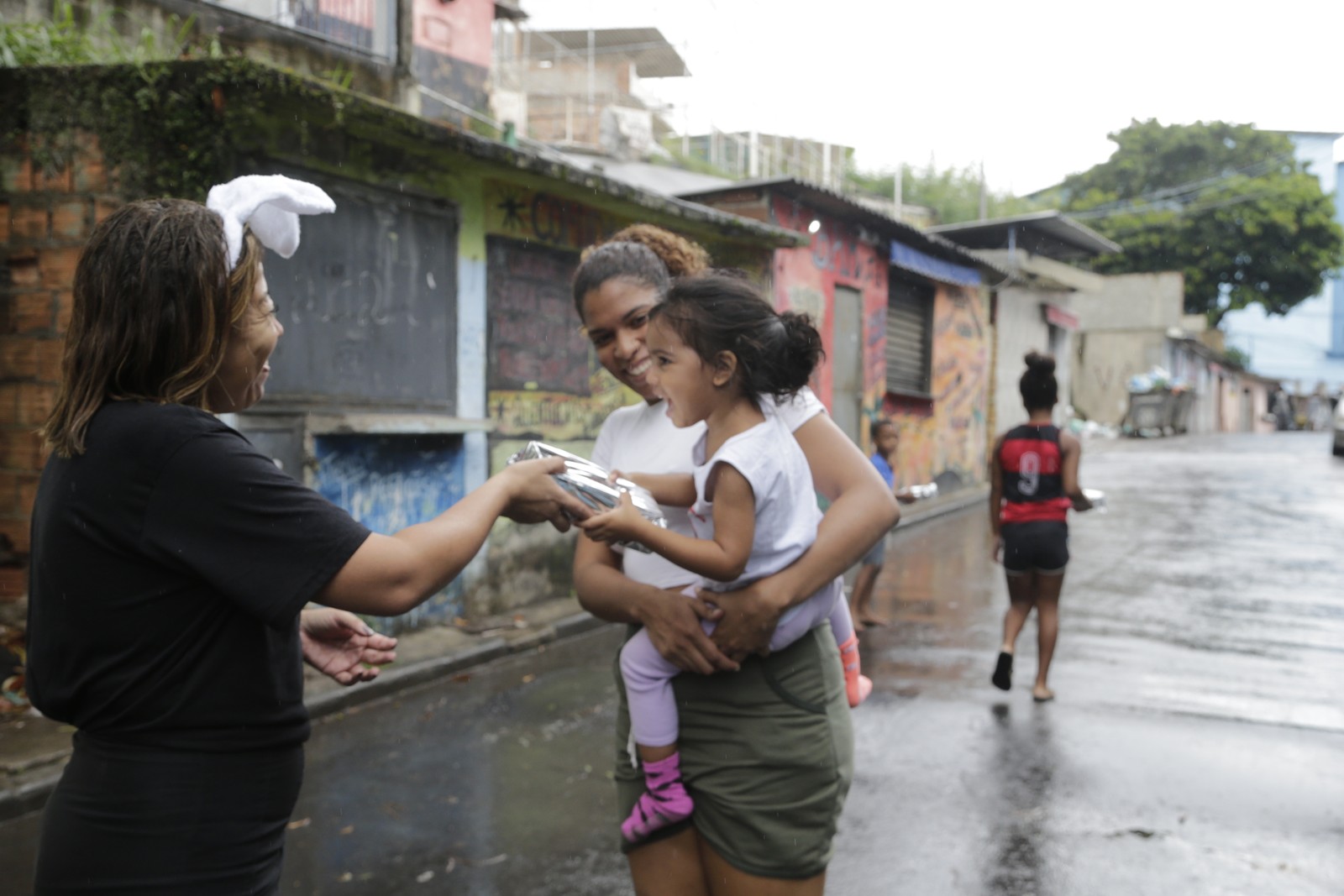 Criança no colo pega chocolate da Páscoa — Foto: Domingos Peixoto