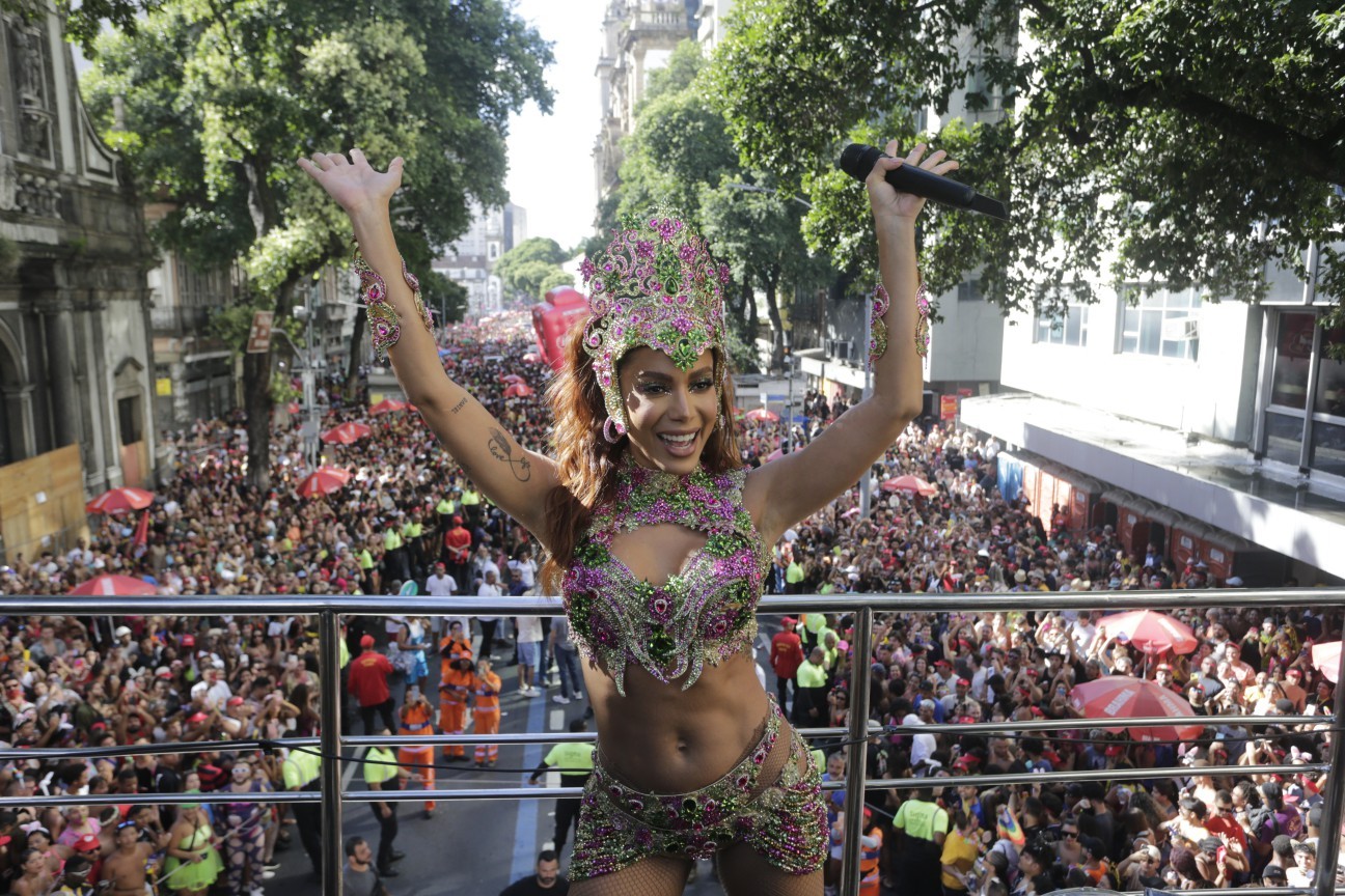 A cantora Anitta comanda bloco na manhã deste sábado (17), no Centro do Rio — Foto: Domingos Peixoto