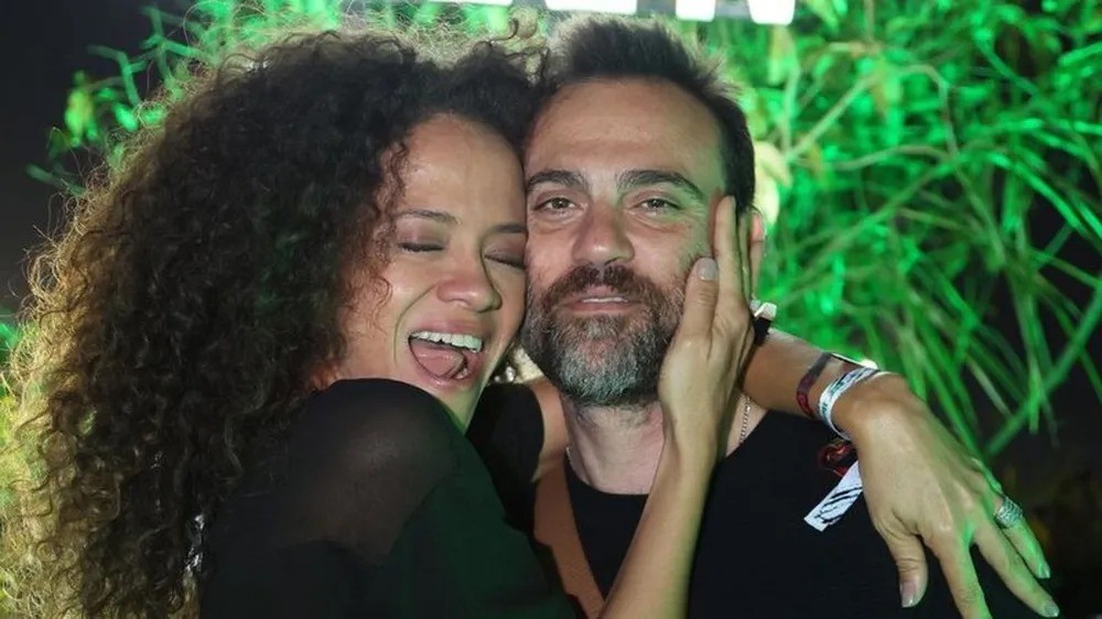 Casados e e pais de uma filha, Aline Borges e Alex Nader também revelaram que vivem um relacionamento não-monogâmico — Foto: Reprodução