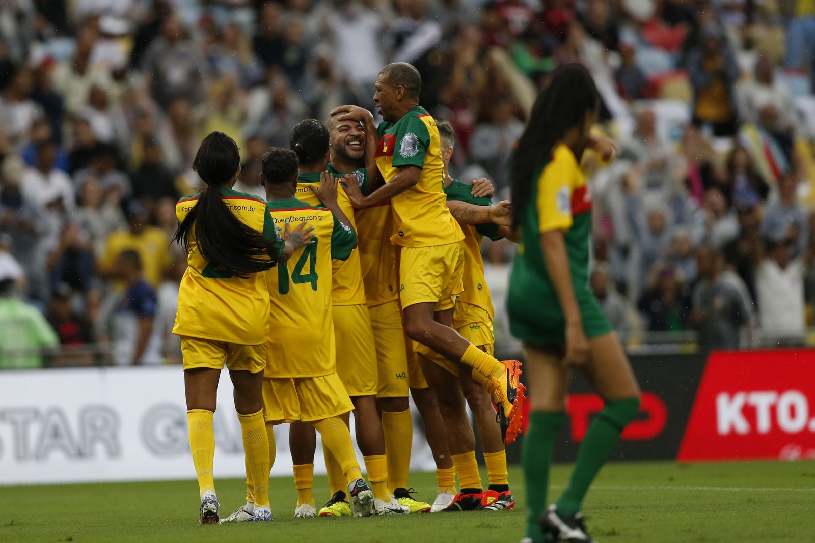 Partida de futebol benificente em prol das vítimas da catástrofe climática no Rio Grande do Sul, com a presença de Ronaldinho Gaúcho, Adriano, Cafu, Ludmilla e outros. — Foto: Guito Moreto - Ag O Globo