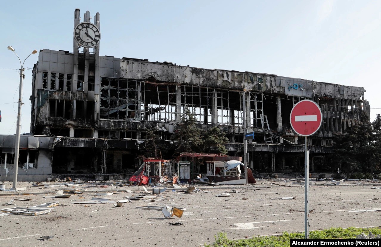 Estação ferroviária de Mariupol em abril de 2022. A estação está situada a apenas um quilômetro da fábrica Azovstal — Foto: Alexander Ermochenko / Reuters