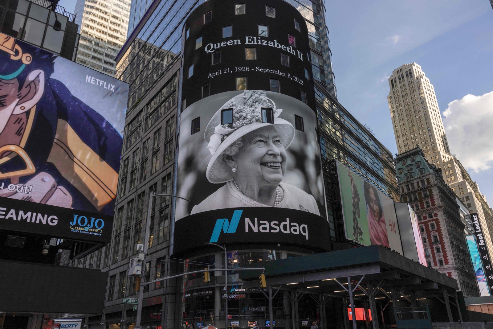 Imagem da Rainha Elizabeth II é exibida na Times Square, em Nova York — Foto: Alex Kent / AFP