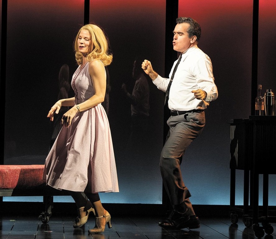 O casal Kelli O’Hara e Brian D’Arcy James em cena de  “Days of wine and roses”: montagem é fiel aos costumes sociais e culturais dos anos 1960