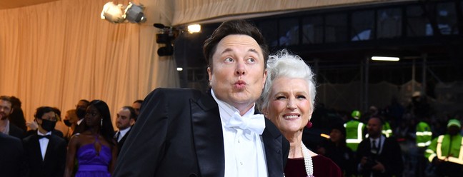 O bilionário Elon Musk, que chamou a atenção do mundo nos últimos dias por comprar o Twitter por US$ 44 bilhões, é umas das celebridades no tapete vermelho do Met Gala, em NY. Ele chegou acompanhado de sua mãe, a modelo e influenciadora digital Maye MuskAFP/2-5-2022