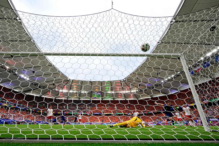 O atacante holandês nº 09 Wout Weghorst (R) marca o segundo gol de seu time durante a partida de futebol do Grupo D da UEFA Euro 2024 entre Polônia e Holanda, no Volksparkstadion, em Hamburgo