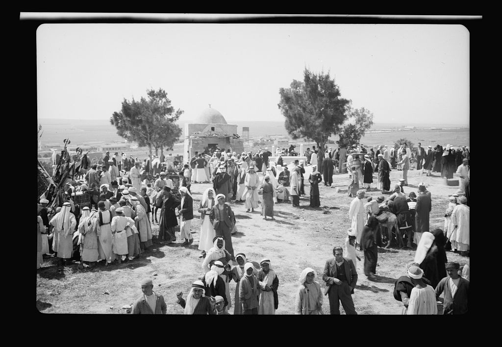 Celebrações muçulmanas [em Mejdal (Santuário de Wady Nemill e Sey'd Hussein) em Gaza (el Muntar) em abril de 1943. "Zicker" ou orações em frente ao santuário — Foto: Matson (G. Eric and Edith) Photograph Collection/ Library of Congress