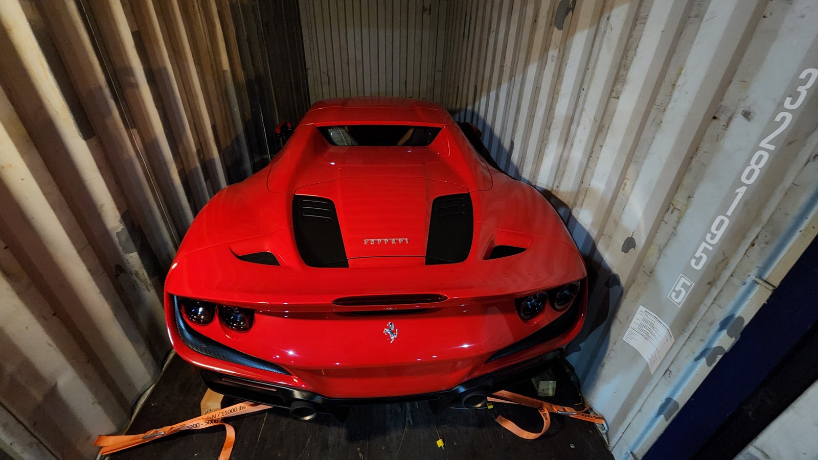 Ferrari apreendida no Porto do Rio pode custar até R$ 4,5 milhões e será levada para depósito da Receita — Foto: Lucas Tavares / Agência O Globo