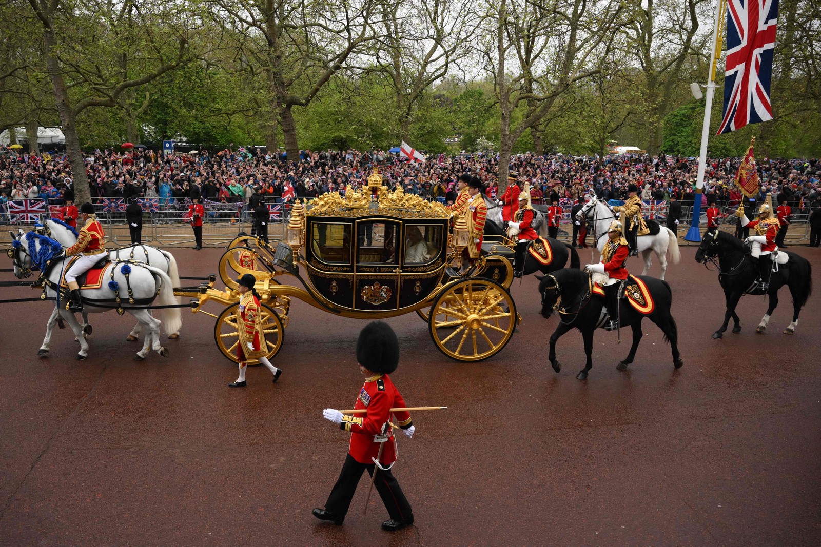 O rei Charles e a rainha Camilla durante a 'Procissão do Rei' — Foto: Daniel LEAL / AFP