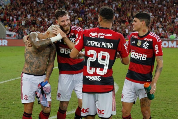 Leo Pereira é festejado pelo companheiros de Flamengo no Maracanã