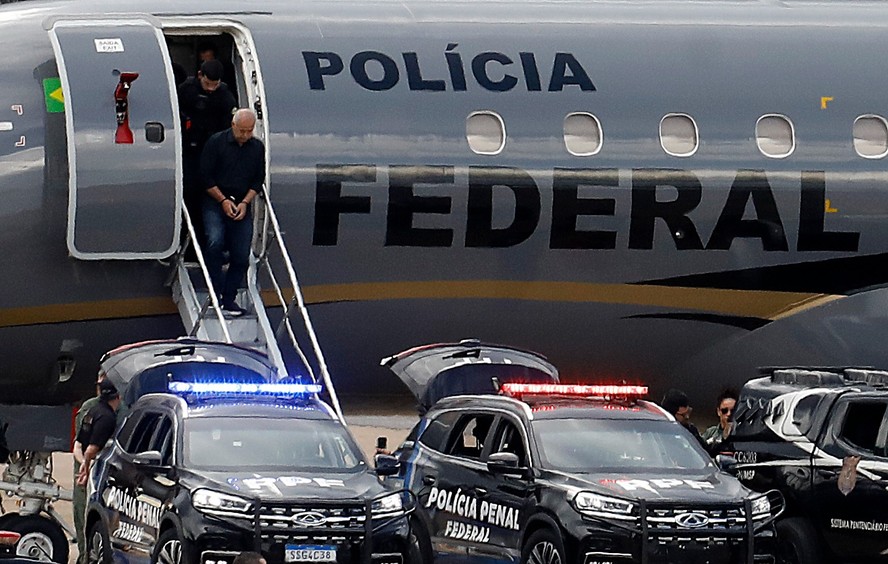 Domingos Brazão desembarca do avião da PF em Brasília