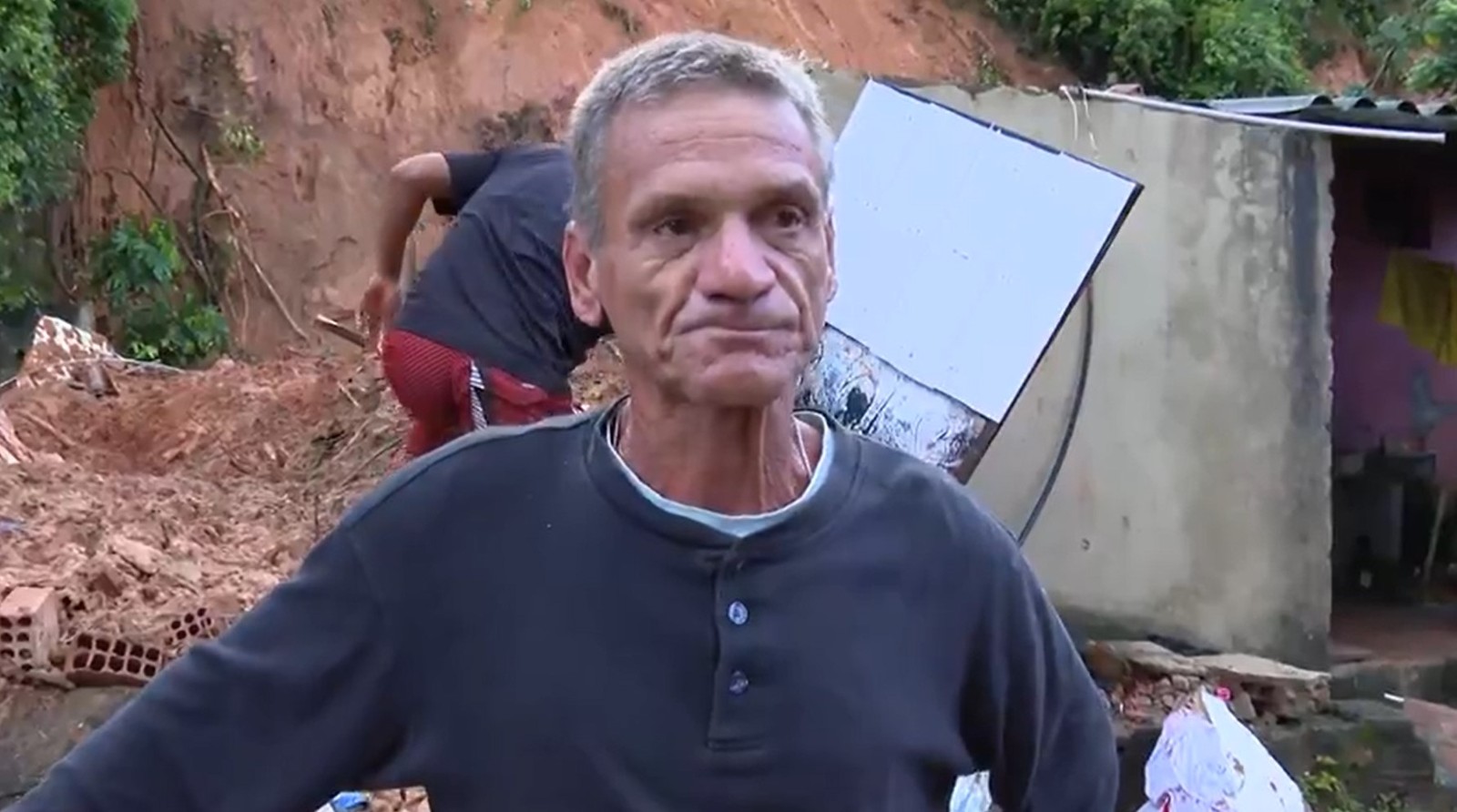 Na foto, Cláudio, avó do menino Calebe Jefferson Veloso Costa, que morreu em um desabamento em Japeri. — Foto: Reprodução TV Globo