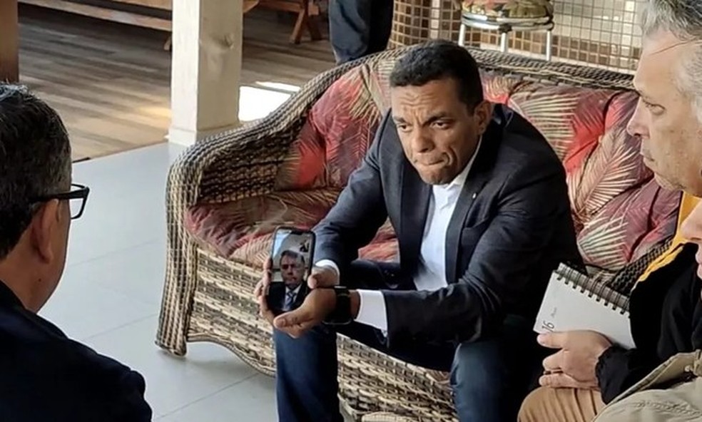 O deputado federal Otoni de Paula (MDB-RJ) faz mediação de conversa entre Bolsonaro e irmãos de Marcelo Arruda em Foz do Iguaçu (PR) — Foto: Reprodução