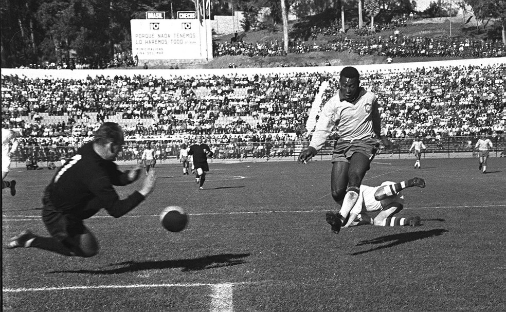 O empate em 0 a 0 com a Tchecoslováquia, ainda na segunda rodada, marcou a despedida de Pelé da Copa de 1962 — Foto: Jorge Peter/Arquivo O Globo