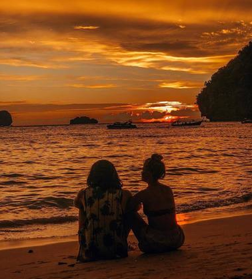 Whindersson Nunes e Luísa Sonza aproveitam o pôr do sol em Railey Beach — Foto: Reprodução