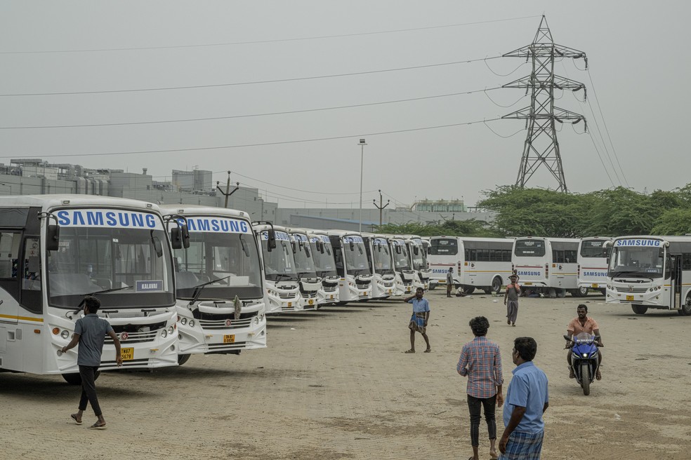 Estacionamento de ônibus em uma fábrica da Samsung em Sriperumbudur, Índia, que está atraindo fabricantes de eletrônicos do mundo — Foto: Atul Loke/NYT