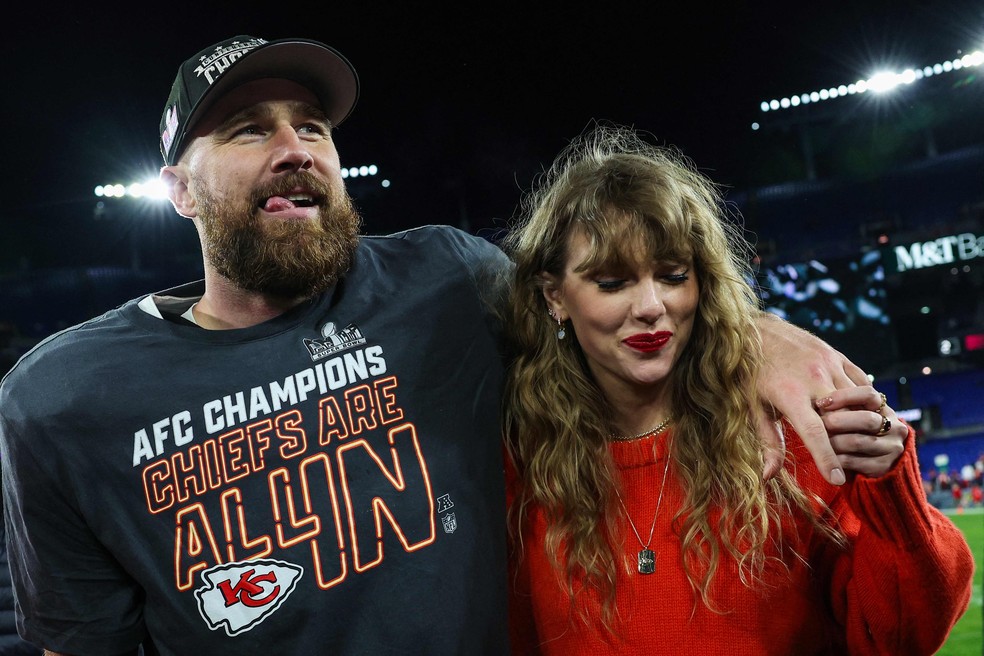 A cantora Taylor Swift e o namorado Travis Kelce — Foto: PATRICK SMITH/AFP