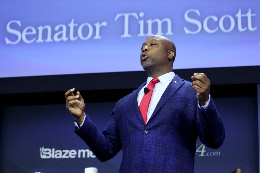 Tim Scott, senador republicano e candidato às primárias do partido, durante discurso em Iowa