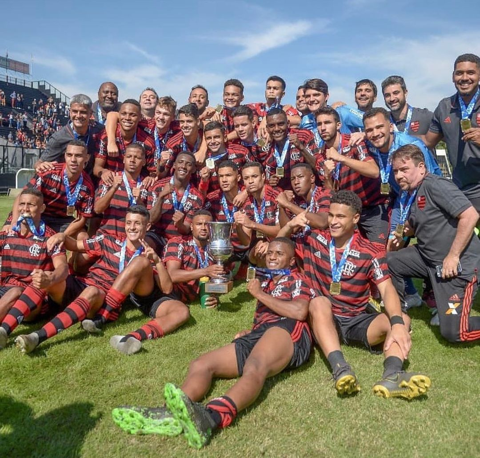 Time do Flamengo campeão carioca sub-20, em 2019, com João Gomes, Vinícius Souza, Rodrigo Muniz e Mauricio Souza — Foto: Reprodução