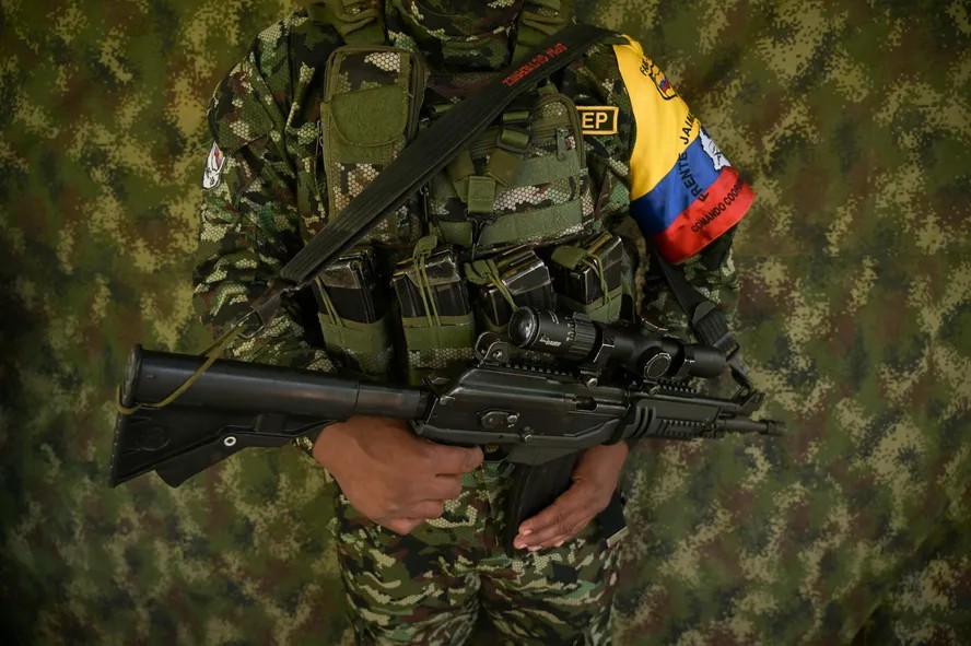 Combatente de dissidência das Farc